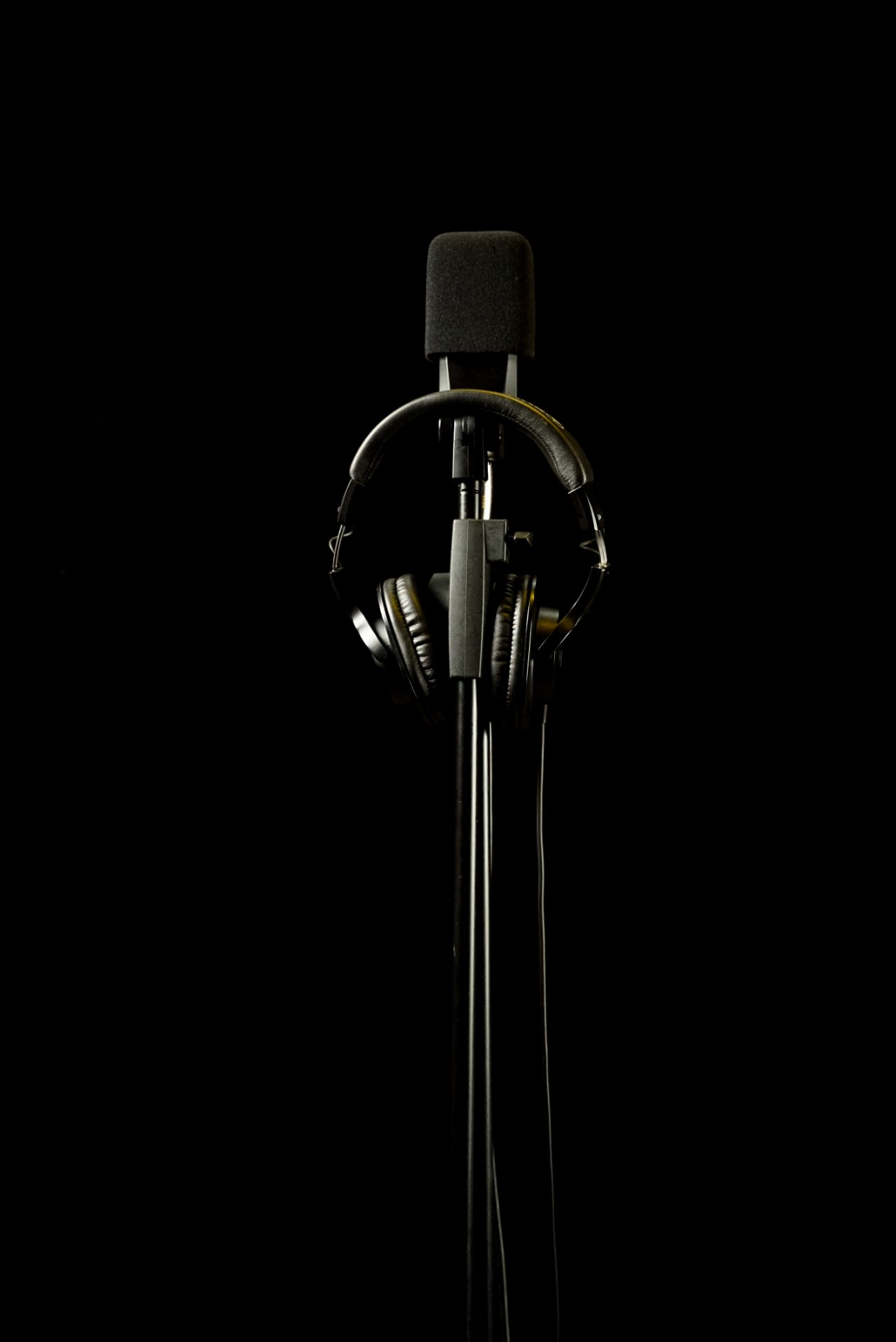 The BLACKOUT BARS microphone with headphones, ready for the next artist